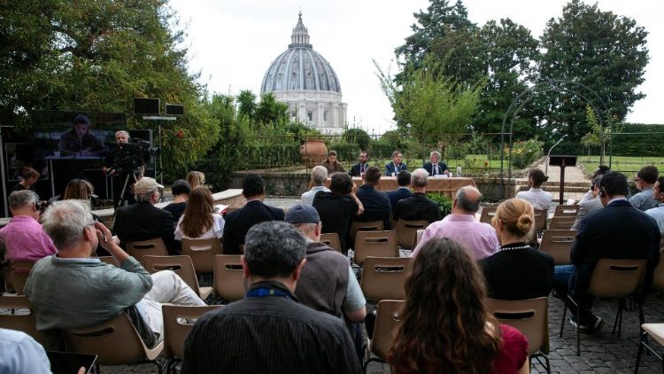 Bei der Pressekonferenz in den Vatikanischen Gärten