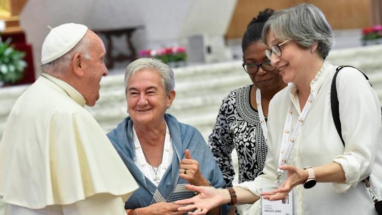 Partecipanti all'Assemblea del Sinodo in Vaticano con Papa Francesco