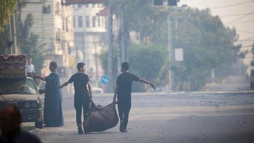 Israele ammassa truppe al confine con Gaza. Civili in fuga  