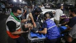 Повече от 900 израелци и над 700 палестинци са били убити и още хиляди са били ранени след ескалирането на конфликта на 7 октомври