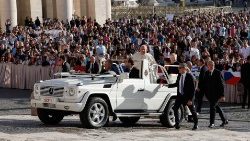 Il Papa in piazza per l'udienza generale, 5 bambini sulla 'jeep'