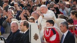 Ferenc pápa a szerdai általános kihallgatáson üdvözli a Szent Péter téren egybegyűlt híveket
