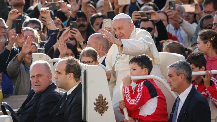 Ferenc pápa a szerdai általános kihallgatáson üdvözli a Szent Péter téren egybegyűlt híveket