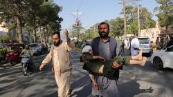 Transport jednej z ofiar wstrząsu wtórnego do szpitala, Herat, Afganistan, 11 października 2023 r.