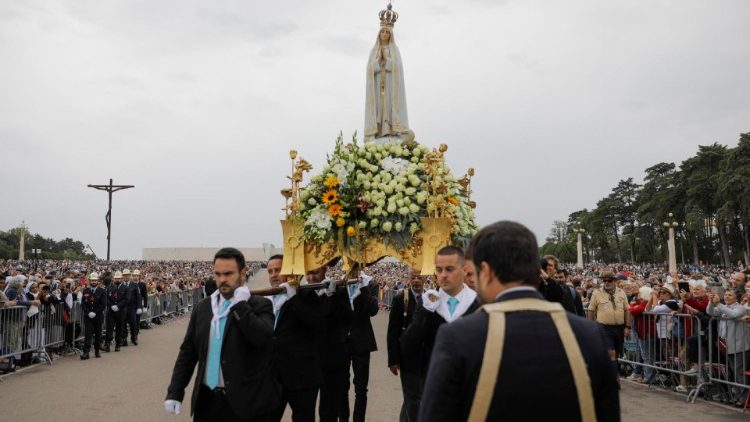 Hàng ngàn tín hữu hành hương Fatima cầu nguyện cho hòa bình ở Thánh Địa và Ucraina