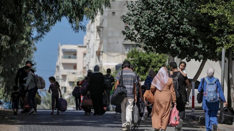 Des civils évacuent Gaza Cityvers le sud de l'enclave palestinienne, le 13 octobre. 