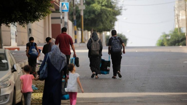 Des civils de Gaza fuyant leur habitation, le 14 octobre. 