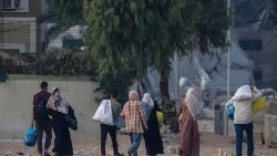 Palestinos dejan sus casas ante la advertencia de Israel de evacuar la ciudad y dirigirse hacia el sur de Gaza 