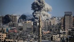 爆撃による煙が立ち上がるガザ地区　2023年10月15日
