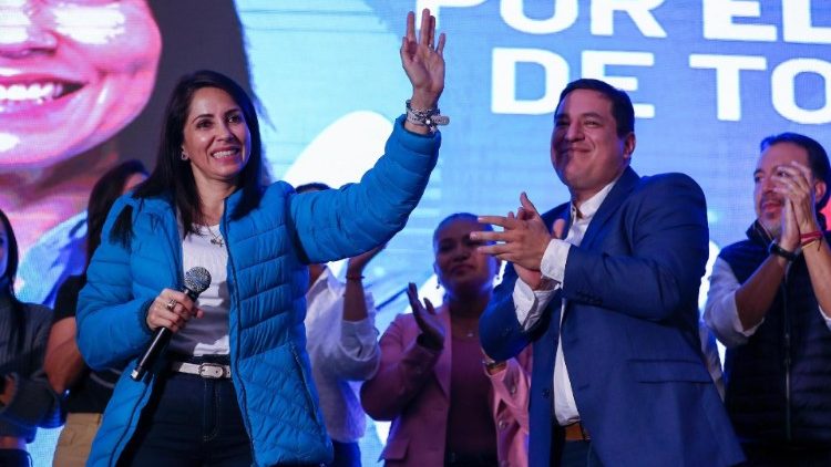 Luisa Gonzalez accetta pubblicamente la sconfitta accompagnata dal candidato alla vicepresidenza Andres Arauz