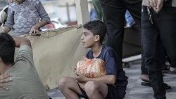 Липсва хляб и гориво в Газа