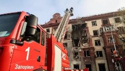 Misiles rusos destruyen edificios en Zaporizhia 