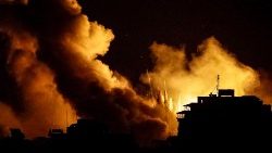 Guerra in Medioriente: Israele bombarda Tal Al-Hawa, vicino Gaza city, nella Striscia