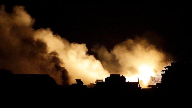 이스라엘의 폭격으로 화염에 휩싸인 가자지구