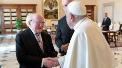 आयरिश राष्ट्रपति माइकल हिगिंस से मुलाकात करते पोप फ्रांँसिस