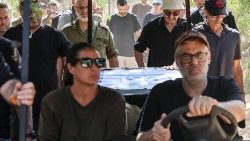 Prowizoryczny pogrzeb 7 z 119 ofiar cywilnych ataku Hamasu na Kibbutz Beer'i z 7 października, 19 października 2023 r.