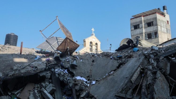 L'edificio adiacente a San Porfirio colpito dal bombardamento