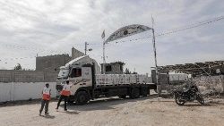 가자지구 인도주의 지원을 위해 라파 검문소를 통과하는 트럭