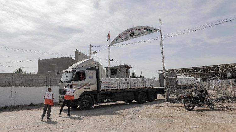 Gli aiuti umanitari al valico di Rafah