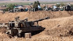 Soldados israelíes y vehículos blindados en un lugar no revelado cerca de la frontera con Gaza, en Israel, 22 de octubre de 2023.