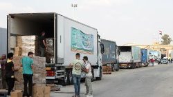 ガザ地区への支援物資を積んだ、待機中のトラックの列　ラファ検問所付近・エジプト側　2023年10月24日