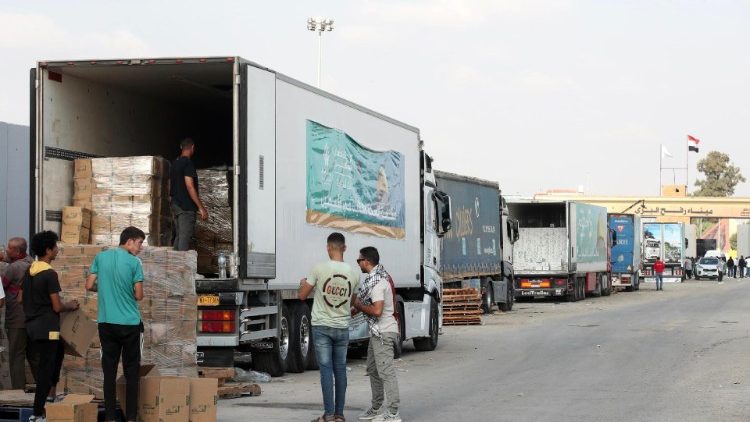 ガザ地区への支援物資を積んだ、待機中のトラックの列　ラファ検問所付近・エジプト側　2023年10月24日