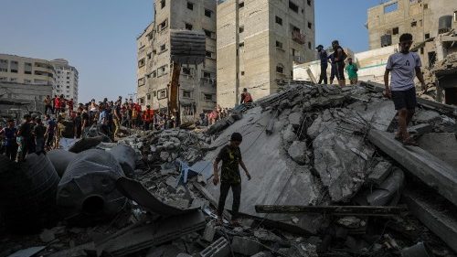 Isreale attacco a Gaza via terra e mare. Razzi di Hamas su Tel Aviv   