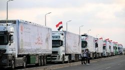 Ajuda humanitária destinada aos palestinos em Gaza passa pela passagem de Rafah (ANSA)