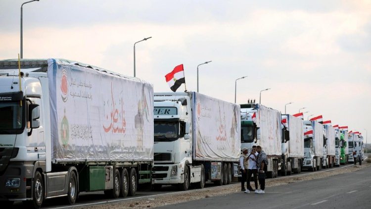 Ajuda humanitária destinada aos palestinos em Gaza passa pela passagem de Rafah (ANSA)