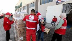 मिस्र की रेड क्रिसेंट सोसाइटी के कर्मचारी गाजा पट्टी के लिए मानवीय सहायता तैयार कर रहे हैं