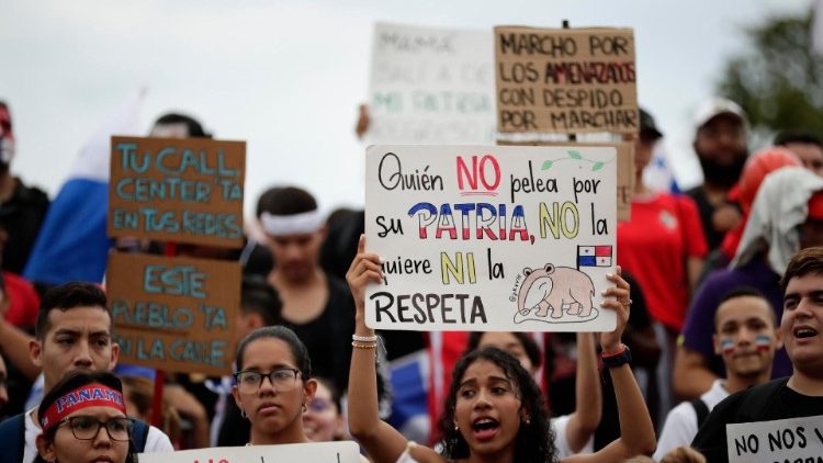 "Vendieron nuestro futuro" fue la consigna de los miles de jóvenes y estudiantes que manifestaron ayer por las calles de Panamá City