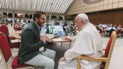 서한에 관해 교황과 대화를 나누는 와이어트 올리바스 © Maria Langarica