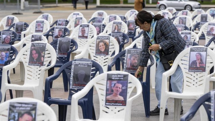 Những chiếc ghế có chân dung các con tin Israel bị Hamas bắt cóc được trưng bày tại Liên trụ sở Liên Hợp quốc ở Genève