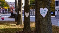 Mensajes de esperanza en los árboles de Lewiston