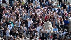 Fedeli in Piazza San Pietro applaudono i nuovi beati