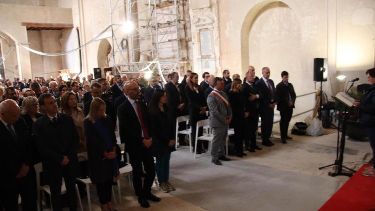 Dopo sette anni dalla scossa di terremoto che colpì Norcia e il Centro Italia, si è tornati a celebrare la messa all'interno della Basilica di San Benedetto (ANSA)
