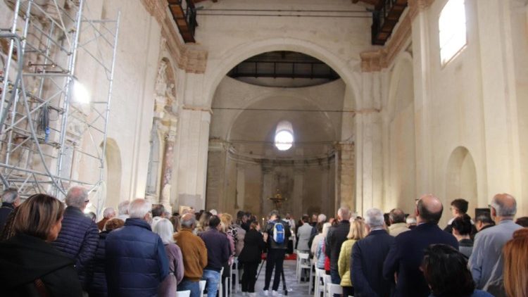 A sette anni dal sisma la messa torna nella Basilica Norcia (ANSA)