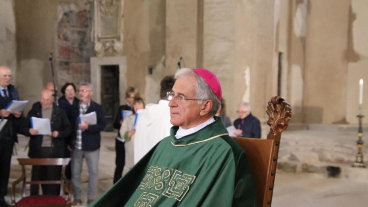 Il vescovo della diocesi Spoleto Norcia, mons. Renato Boccardo, durante la messa celebrata all'interno della Basilica di San Benedetto.