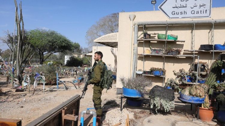 Israelischer Soldat im Kibbuz Nir Oz am 30. Oktober. Hier wurden am 7. Oktober hundert Menschen getötet und etwa siebzig in den Gazastreifen verschleppt