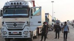 Un camion di aiuti umanitari al valico di Rafah, al confine tra Egitto e Gaza