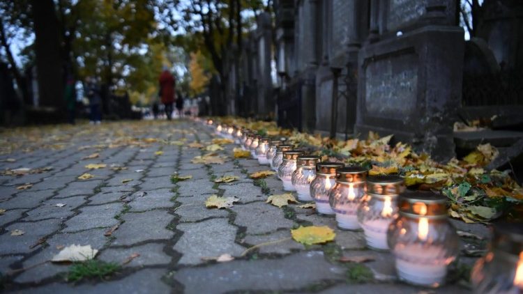 Kerzen in Warschau zu Ehren der israelischen Toten nach dem Angriff der Hamas