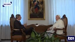 Ferenc pápa az olasz közszolgálati televízió híradójának ad interjút a Vatikánban