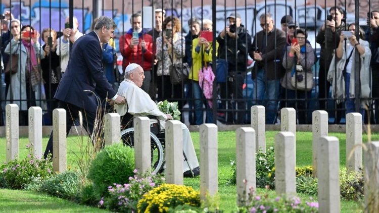 Ferenc pápa a katonai temetőben