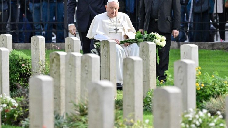 Il Papa tra le lapidi dei soldati morti in guerra