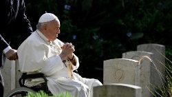 Papst Franziskus gedenkt auf einem Soldaten-Friedhof in Rom gefallenen Soldaten (Archivbild von 2023)