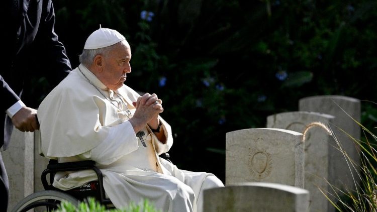 Paven besøgte Commonwealth-kirkegården i Rom
