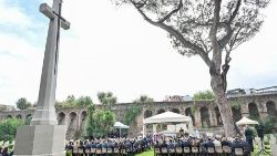 البابا يحتفل بالذبيحة الإلهية في المقبرة العسكرية في روما