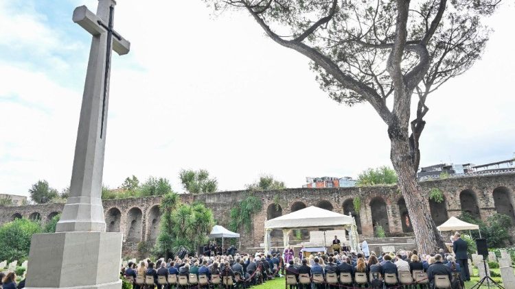 Römischer Soldatenfriedhof während der Allerseelenmesse