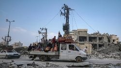 Ludzie ewakuujący się z północnej części Strefy Gazy, 2 listopada 2023 r.