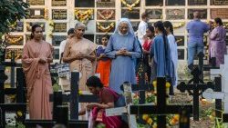 Indische Christen am Allerseelen-Tag auf einem Friedhof in Mumbai